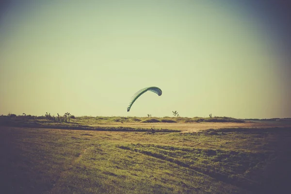 Parapente Dans Ciel Ensoleillé Volant Paysage Prairie Nature — Photo