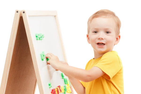 Alegre Niño Sonriente Pizarra Con Números Letras Compone Palabras Concepto —  Fotos de Stock