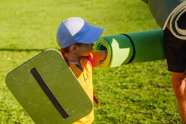 Rapaz Bonito Jogando Grama Verde Verão Com Tapete Criança Parque — Fotografia de Stock