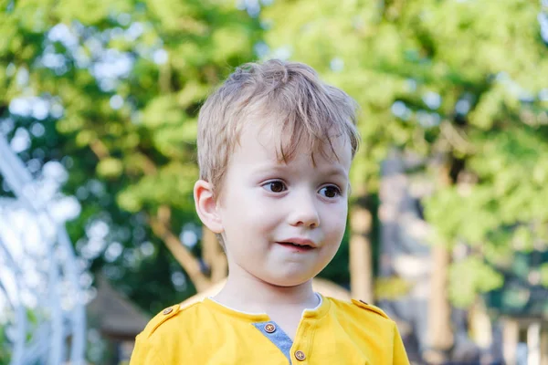 Lycklig Pojke Barn Ler Njuter Livet Porträtt Ung Pojke Natur — Stockfoto