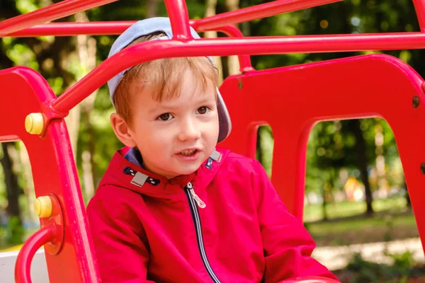 Carrousel Het Park Voor Kinderen Jongen Spelen Speelplaats — Stockfoto