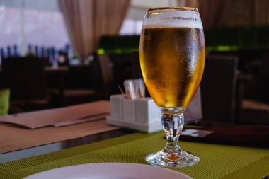 Bira Cafe alkol bar, Restoran Cafe iç, Masa ve sandalyeler