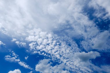 Mavi gökyüzü ile beyaz bulutlar. Cennet güzel ışık arka plan