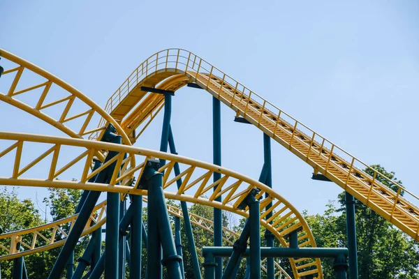 Roller Coaster Szybki Utwór Wewnątrz Parku Rozrywki Publicznej — Zdjęcie stockowe