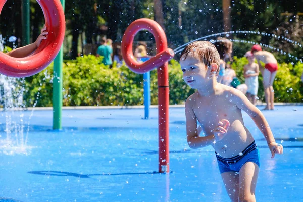 Çok şirin küçük çocuk. Çeşme şirin çocuk. Yaz aylarında güzel çocuk.