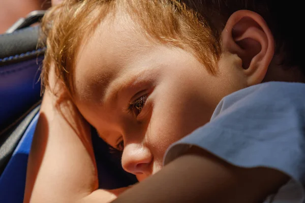 Entzückender Kaukasischer Kleiner Junge Schläft Morgensonnenstrahl — Stockfoto