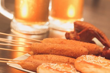 Kanatları ile bira gözlük Alman Milli yemekleri tuzlu kraker mısırlı sosis füme.