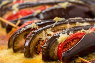 Peynir, domates ve dolma biberle doldurulmuş kabaklar.