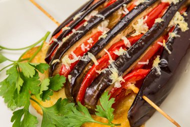 Peynir, domates ve dolma biberle doldurulmuş kabaklar.