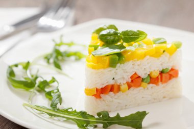 Vejetaryen yemeği, sebzeli pirinç salatası, sağlıklı beslenme.