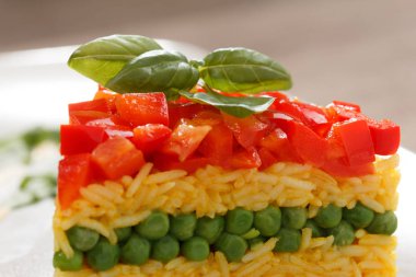 Sağlıklı yiyecekler. Sebzeli basmati. Vejetaryen yemeği. Basmati pilavı ahşap masada beyaz pirinç pişirdi..