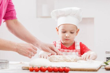 pizza hamur yapmak eğlencelidir - un ile oynarken küçük şef