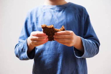 Çocuk dilenci ucuz kirli ekmek yeme. Zavallı çocuk ve insanlar bağış gönüllü kavramı.
