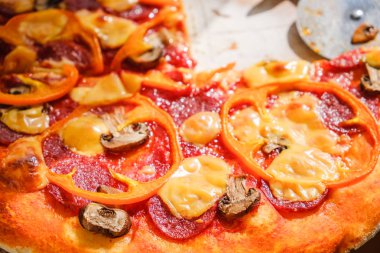 Özel bıçakla dilimlenmiş pepperonili pizza..