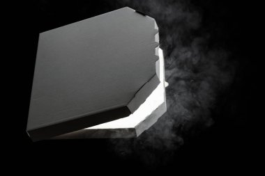 Siyah arka plan üzerine izole sıcak buharla boş açık karton pizza kutusu
