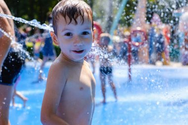 Çok şirin küçük çocuk. Çeşme şirin çocuk. Yaz aylarında güzel çocuk.