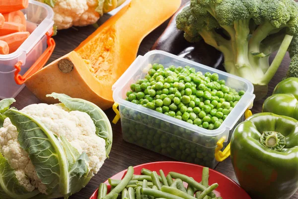 在塑料容器花椰菜背景下的蔬菜切割冷冻 — 图库照片