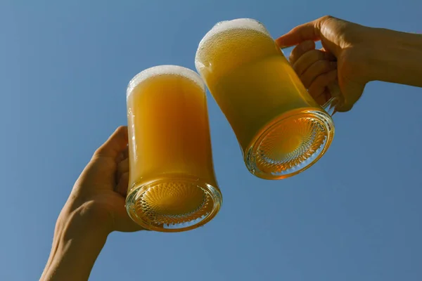 青空とビールと乾杯をクローズ アップ — ストック写真