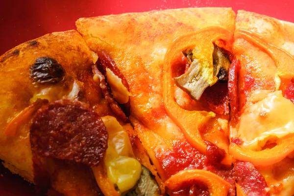 이탈리아 전통의 페퍼로니 피자가 장식되어 — 스톡 사진