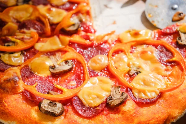 Özel bıçakla dilimlenmiş pepperonili pizza..