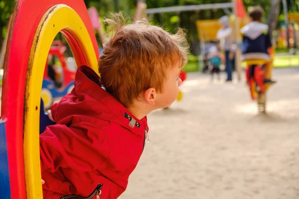 Carrousel Het Park Voor Kinderen Jongen Spelen Speelplaats — Stockfoto