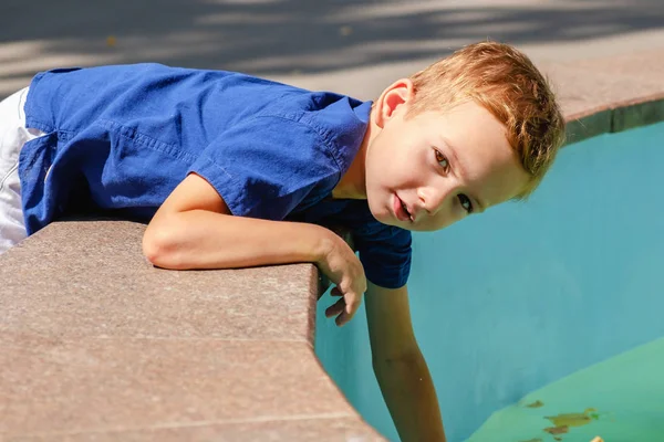 Niño Muy Lindo Adorable Chico Fuente Alegre Niño Bonito Tiempo —  Fotos de Stock