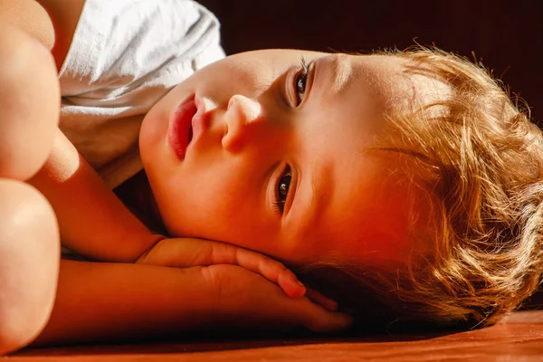 Adorable Niño Caucásico Durmiendo Rayo Sol Mañana — Foto de Stock