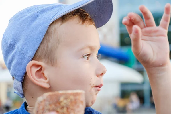 Comer Rolo Verdadeiro Prazer Para Menino Fim Semana Criança Parque — Fotografia de Stock
