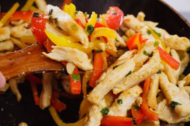 Kızarmış sebzeli tava ve dürümler için tavuk. Akşam yemeği için yakın plan burrito yemeği..