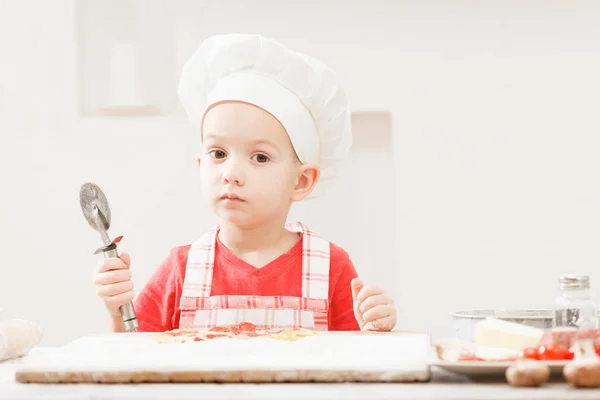 Дитячий Хлопчик Фартухах Капелюхах Шеф Кухаря Ріже Вегетаріанську Піцу — стокове фото