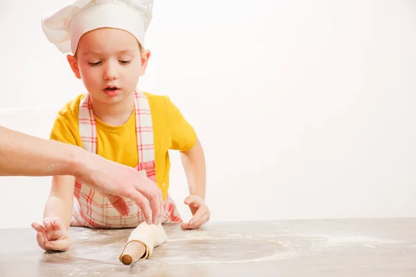 Деталі Дитячих Рук Замішують Тісто Веселий Кулінарний Хлопчик Шапці Готує — стокове фото