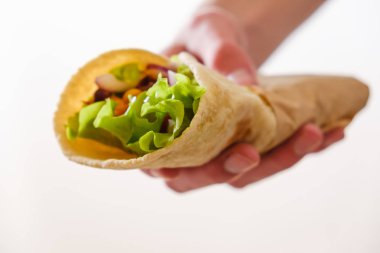 Meksika dürümü, tavuk, sebze, biber ve fasulye. Burrithos elinde yemek tutuyor. Beyaz arka planda sokak yemekleri