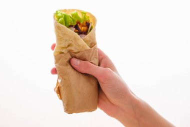 Meksika dürümü, tavuk, sebze, biber ve fasulye. Burrithos elinde yemek tutuyor. Beyaz arka planda sokak yemekleri