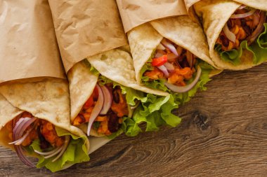 Meksika dürümü, tavuk, sebze, biber ve fasulye. Burrithos yemek yiyor.