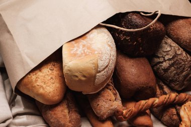 Masada taze kokulu ekmek. Kese kağıdında buğday keki.