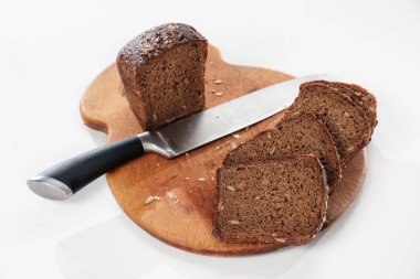 Beyaz zemin üzerinde izole taze ekmek, üst görünüm