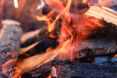 Ahşap kesim için şömine, ateş ve duman ile odun yığını