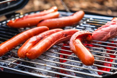 Keşhanede eşek muhabbeti kol doğada bir yaz bahçesinde çimenlerin üzerinde duruyor. Aile, lezzetli yemek için balık evde sigara.
