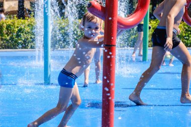 Çok şirin küçük çocuk. Çeşme şirin çocuk. Yaz aylarında güzel çocuk.