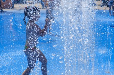 Çok şirin küçük çocuk. Çeşme şirin çocuk. Yaz aylarında güzel çocuk.