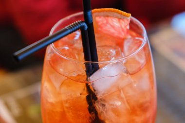 Barda. Kırmızı kokteyl bardaki gece kulübünde..