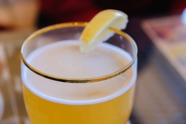 Bira cam çubuğu'nda sayaç. Soğuk içecek bira içecek.