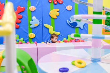 Mutlu çocuk pit'e doğum günü partisi çocuk eğlence parkı ve kapalı oyun Merkezi'nde eğleniyor. Bahçesi Top Bilardo renkli topları ile oynayan çocuk. Küçük bir çocuk için aktivite oyuncakları