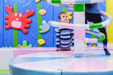 Kapalı eğlence parkı Bahçesi, renkli carousel, eğlenceli küçük çocuk, parti, oyun, çocuk