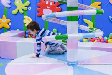 Kapalı eğlence parkı Bahçesi, renkli carousel, eğlenceli küçük çocuk, parti, oyun, çocuk