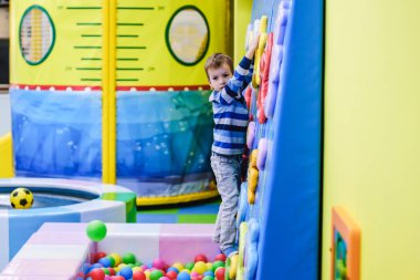 küçük çocuk bir kaya duvarı kapalı Bahçesi etkinlik macera tırmanma