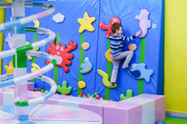 küçük çocuk bir kaya duvarı kapalı Bahçesi etkinlik macera tırmanma