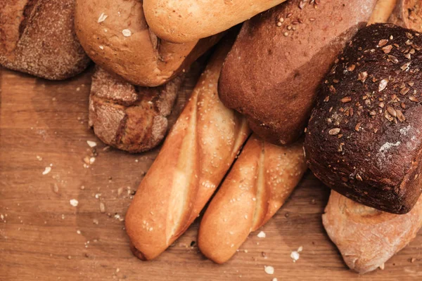 Taze kokulu ekmek masanın üzerinde. Gıda kavramı buğday pasta ahşap kesme tahtası üzerinde