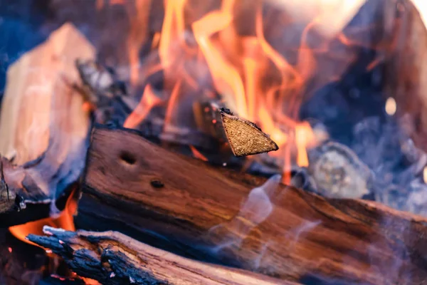 Holzstapel Für Kamin Brennholz Mit Feuer Und Rauch — Stockfoto