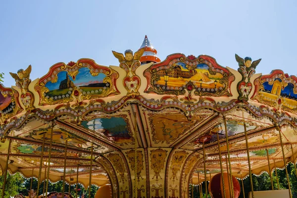 Kleurrijk Carrousel Het Park Leuke Zonnige Dag — Stockfoto